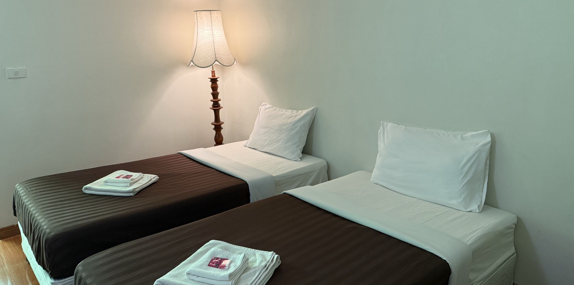 ห้องพักตกแต่งสไตล์บูติคล้านนา เน้นความสะอาด ปลอดบุหรี่ และสิ่งอำนวยความสะดวกครบครัน